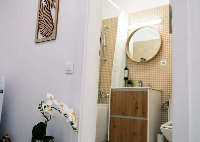 Caluna Near Center アパート